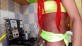 Usiende Jikoni Kuna Malaya Shemale Huko In The Kitchen With A Shemale Whore There