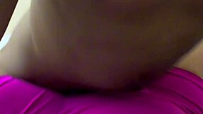 Za vrati študentskega doma sošolki raziskujeta divji doggy z velikimi joškami.