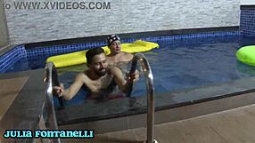 festinha na piscina com dois safados