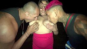 Eu e meus amigos botamos a putinha para dar para geral no arpoador de copacabana