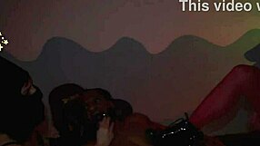 Duas vadias fetichistas punem o gringo infiel com dominacao e ffm.