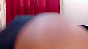 jeg leger med min stramme lille røv i lingeri, føler mig så godt men roder ordene