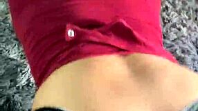 Moje spolubydlící mi cucá čurák pak ji šukám zezadu a stříkám do těsné kundy