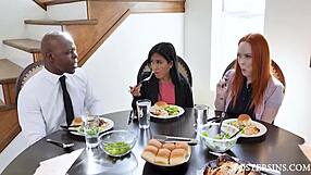 Črni pastorkin očka uči Ember Snow in Summer Hart perverzno lekcijo?