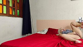 Han knuller blond stemor hardt. Hun tigger om mer i doggystyle