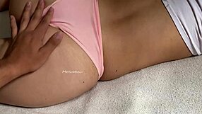 encuentro a mi cuñada descansando y me confunde con su novio despues ya no le importa y acabo dentro su coñito humedo