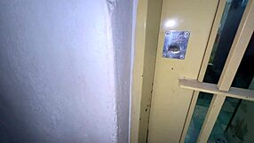 mi marido me deja sola con el albañil y fantaseo con comerme su pene