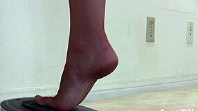 i'm pumping my feet with bare toes