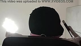 Povezana zagrnjena milf z žogo v ustih dobi narejeno v usta pičko in rit