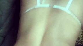 gostosa magrinha do cabelo curto tirou leitinho do moreno in exhibitionist flashing