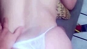 gostosa magrinha do cabelo curto tirou leitinho do moreno in exhibitionist flashing