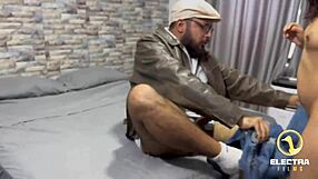 Petite latina 18+ dit au revoir à son sugar daddy par un sexe intense avant vol