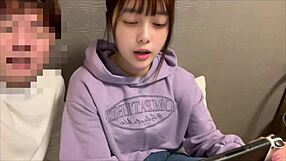 Zaskoczyłem dziewczynę w trakcie gry ściągając jeansy i masując tyłek na stojąco