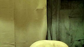 Francoska hišna žena raziskuje samo-vezo z igračkami in ponižanjem