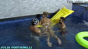 festinha na piscina com dois safados