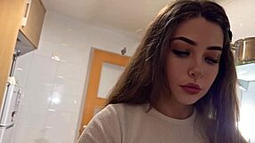 chica limpia casa pone caliente follo duro