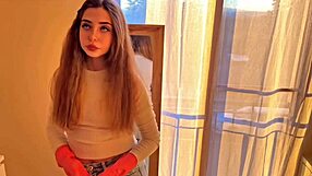 chica limpia casa pone caliente follo duro