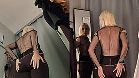 Skrita kamera vohuni punco brez hlačk v preizkusilnici