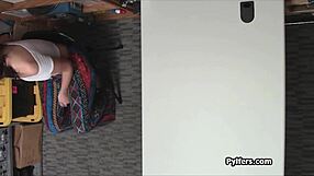 Güzel büyük memeli çalışan gizli ofis kamerasında sikini beceriyor