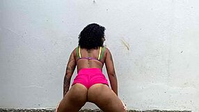 Novinha safada flashes ass in public and guides jerk off to gaping with buttplug