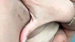 Umazana Latinka si prstka tesno pičko sama