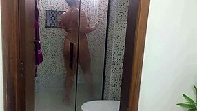 Suzie slut e akilies black em tomando banho com milf gostosa gratis