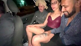 A loirinha aprontou com os dois na carona do carro