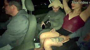 A loirinha aprontou com os dois na carona do carro