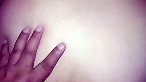 en la orilla de la cama con grupo de swingers