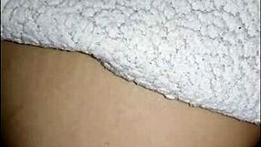 despertando a la hermana de mi amiga con verga dura desbaratando la cama