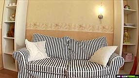 PITKÄ TEINI 18+ ISOILLA TISSEILLÄ SAA KURKKUUNPANOA JA HYPPÄÄ PAKSUN KYRVÄN KYYTIIN!!