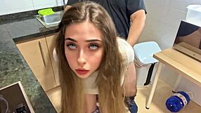 chica limpia casa pone caliente follo duro