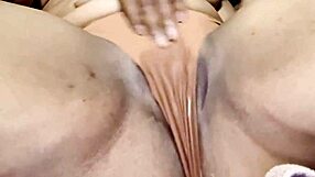 Gör hennes våta fitt spruta genom trosorna