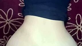 en la orilla de la cama con grupo de swingers