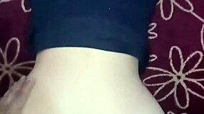 na robu postelje s skupino swingers