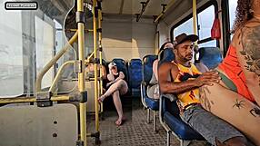 Mulher Casada Dar Mole Pra Um Cara Estranho Dentro Do Onibus E Termina Tranzando Com Ele