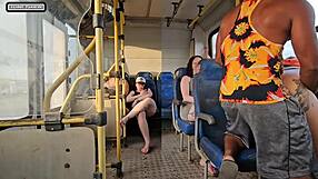 Mulher Casada Dar Mole Pra Um Cara Estranho Dentro Do Onibus E Termina Tranzando Com Ele