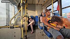 Mulher Casada Dar Mole Pra Um Cara Estranho Dentro Do Onibus E Termina Tranzando Com Ele