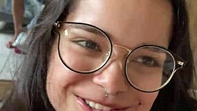 Νερδ καστανή με μεγάλα φυσικά στήθη δίνει βαθύ blowjob στο μεγάλο καυλί του Wellington Prado από πίσω με σορτς και τζιν