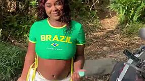 Am ajutat o străină cu sex în pădure și aproape am fost prinși