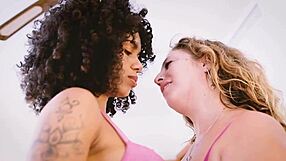 sexo lesbico interracial duas gostosas jogando quente com o brinquedo