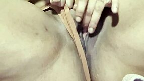 Naj njena mokra pizda squirta skozi hlačke