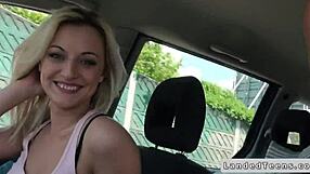 Češka blond mladenka 18+ fafa v avtu in se pofuka