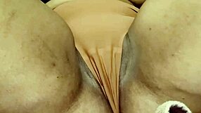 Faz a boceta molhada dela esguichar através da calcinha