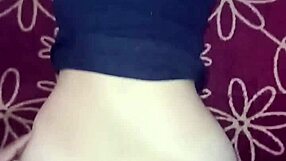 en la orilla de la cama con grupo de swingers