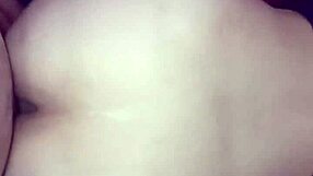 en la orilla de la cama con grupo de swingers