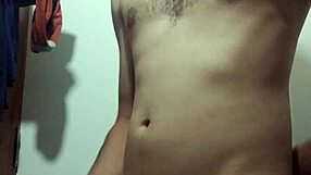 Vetkőzik fürdőben szóló maszturbációra nagy fasszal