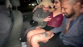 A loirinha aprontou com os dois na carona do carro