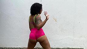 Novinha safada flashes ass in public and guides jerk off to gaping with buttplug