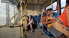 Mulher Casada Dar Mole Pra Um Cara Estranho Dentro Do Onibus E Termina Tranzando Com Ele
